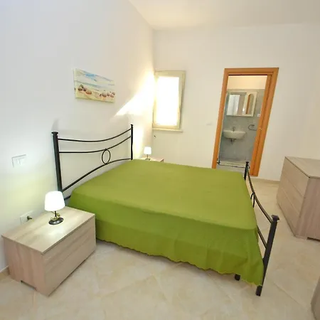 Apartment Puce